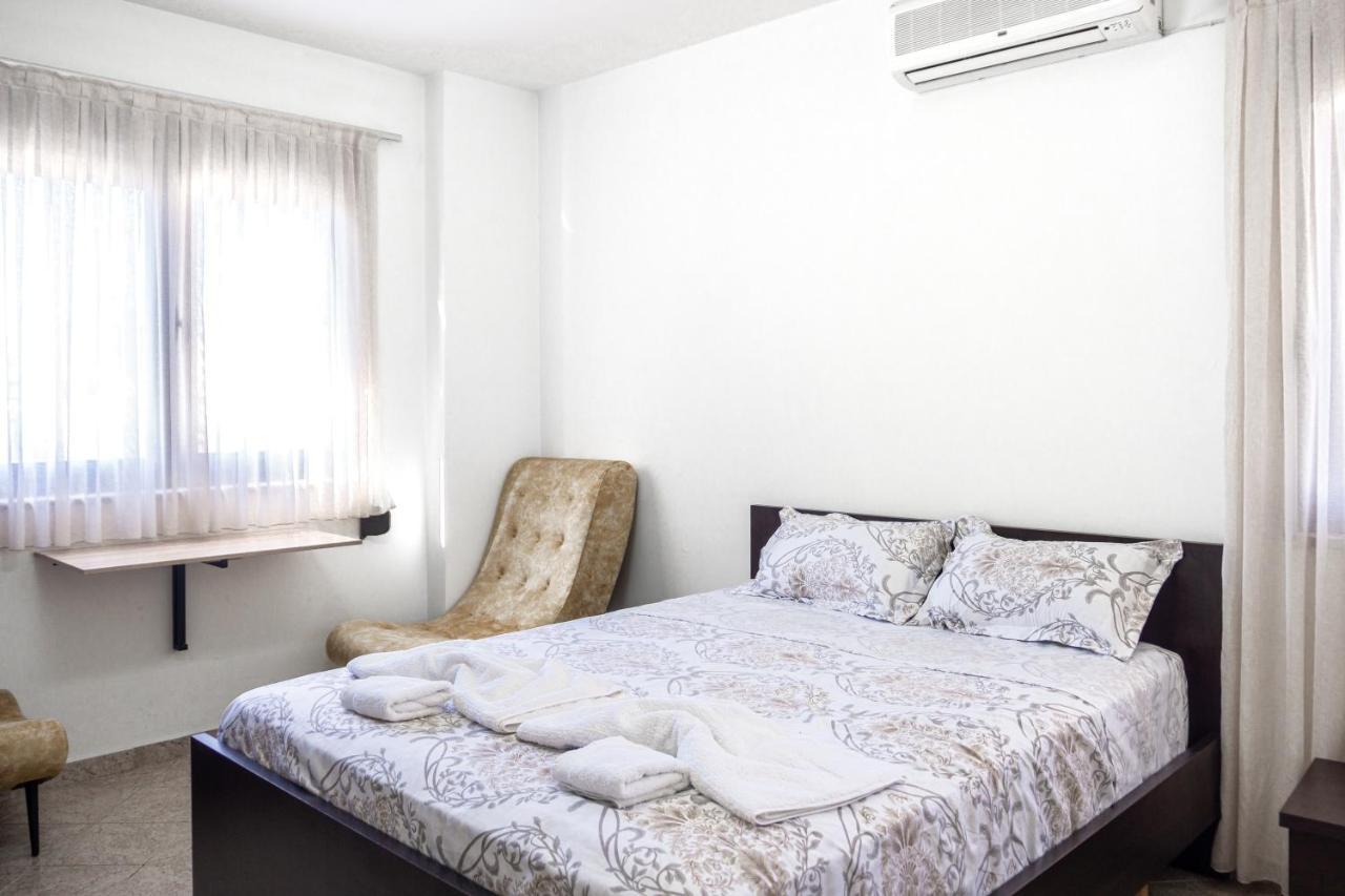 City Center Two Private Bedrooms Near Scanderbeg Square On Shared Apartment Tirana Exterior photo