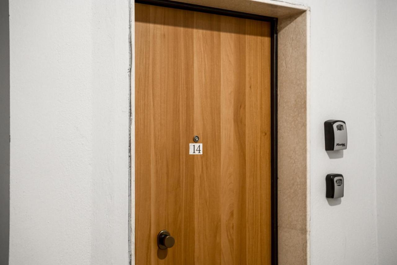 City Center Two Private Bedrooms Near Scanderbeg Square On Shared Apartment Tirana Exterior photo